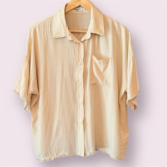 CARLY JEAN LOS ANGELES Frayed Hem Short Sleeve Button Down Shirt - Picture 1 of 11